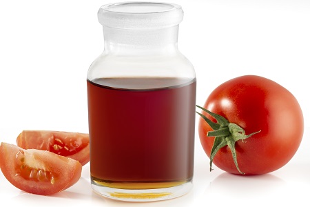 Tomato seed extract for nourishing and moisturising products