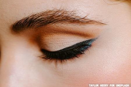 Naturally-derived powder for enhanced sensory